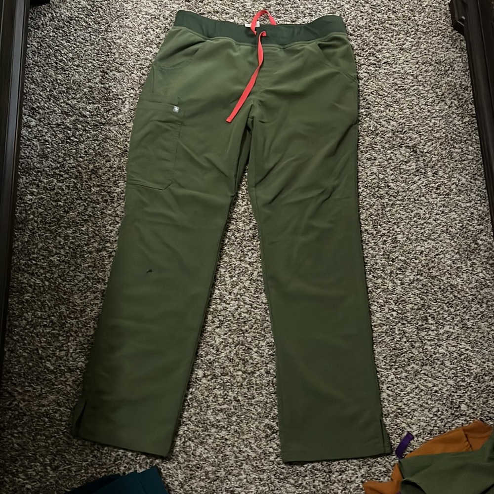 Figs Olive Green Set - Picture 4 of 7
